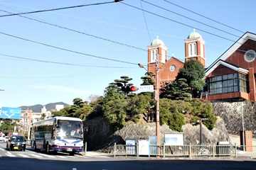 天主堂前を走る県営バス