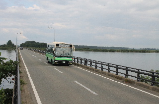 湖上の橋を走る大潟村マイタウンバス